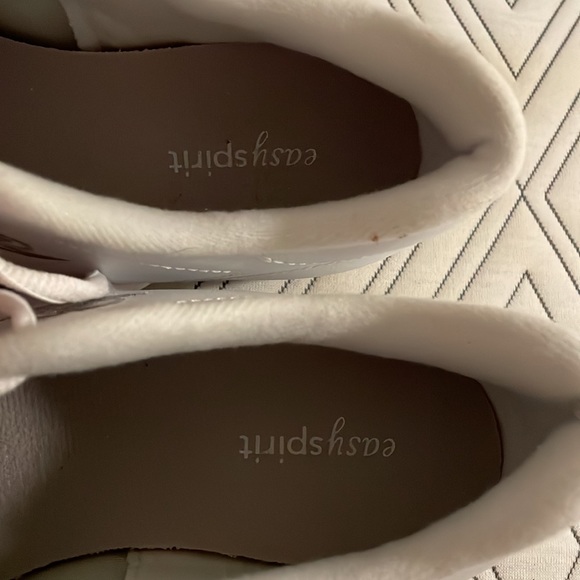 VINTAGE EASY SPIRIT WALKING SHOES 9 WOMEN'S. Gentle use but small tear in photo. - Picture 5 of 8